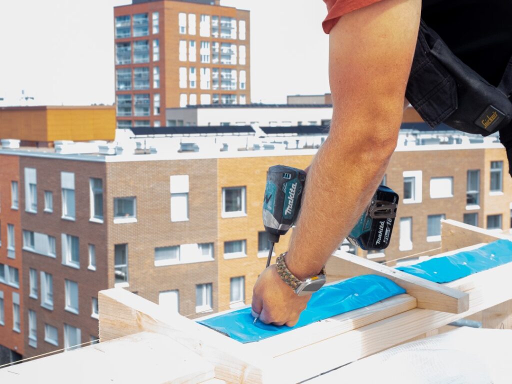 Flamebraker Vent Firestop ontelopalokatkoa asennetaan kerrostalon räystäsrakenteeseen.