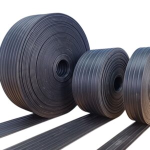 Kuvat eri kokoisista tuotevaihtoehdoista EPDM PROF-60 kumitiivistenauhasta. Vasemmalla rullakoko 100 mm x 25 m, keskellä rullakoko 100 mm x 12,5 m, oikealla rullakoko 50 mm x 12,5 m.