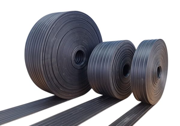 Kuvat eri kokoisista tuotevaihtoehdoista EPDM PROF-60 kumitiivistenauhasta. Vasemmalla rullakoko 100 mm x 25 m, keskellä rullakoko 100 mm x 12,5 m, oikealla rullakoko 50 mm x 12,5 m.